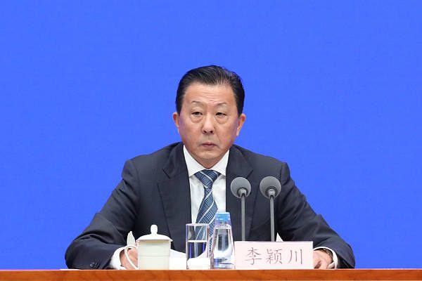 90年月初的波兰，正待迎接共产政权塌台后的极新将来，春秋光谱横跨数十载的四名女子，也行将遭逢人生的剧变。受困于乏味婚姻糊口的妇女，不测爱上教会的神甫；严谨精悍的小黉舍长，于一段不伦爱情中饱受煎熬；年青斑斓的跳舞锻练，不肯继续在远间隔爱情中孤单枯萎；年过半百的文学教员，为教育奉献平生却俄然掉往了工作。她们的困难各别，命运却牢牢相连。本片秉承安德烈·华依达、古兹托